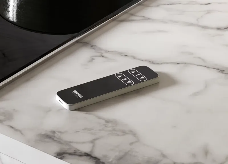 Accessible kitchen with remote-controlled height-adjustable worktop 