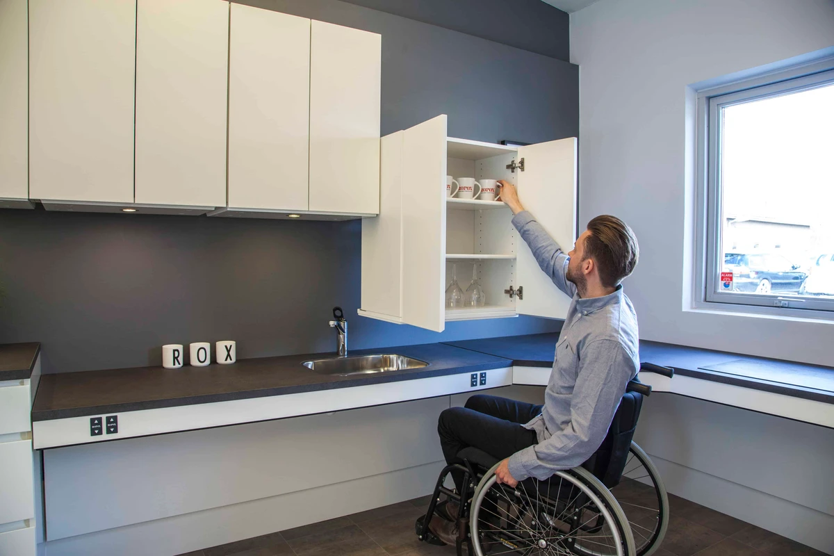 Wheelchair-accessible kitchen layout with open space and reachable storage 