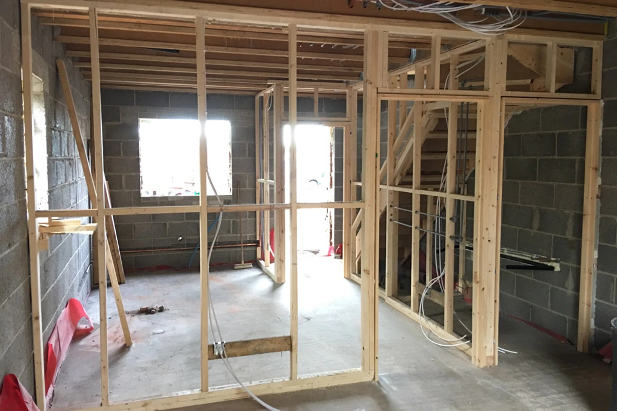 Close-up of timber stud wall with even spacing and solid fixings 